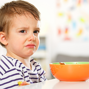 ¡Socorro: mi hijo juega con la comida y no me come! ¡Socorro: mi hijo juega con la comida y no me come!