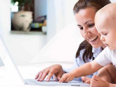 Equilibrio maternidad y trabajo madre trabajando con su hijo en brazos
