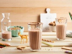 Un vaso de milkshake con Nido Chocolate Un vaso de milkshake con Nido Chocolate