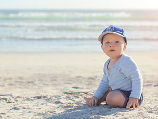 10 consejos para proteger al bebé en la playa. 10 consejos para proteger al bebé en la playa.