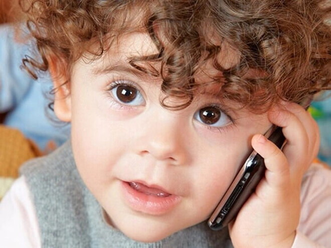 Niña-pequeña-jugando-a-hablar-por-teléfono Niña-pequeña-jugando-a-hablar-por-teléfono