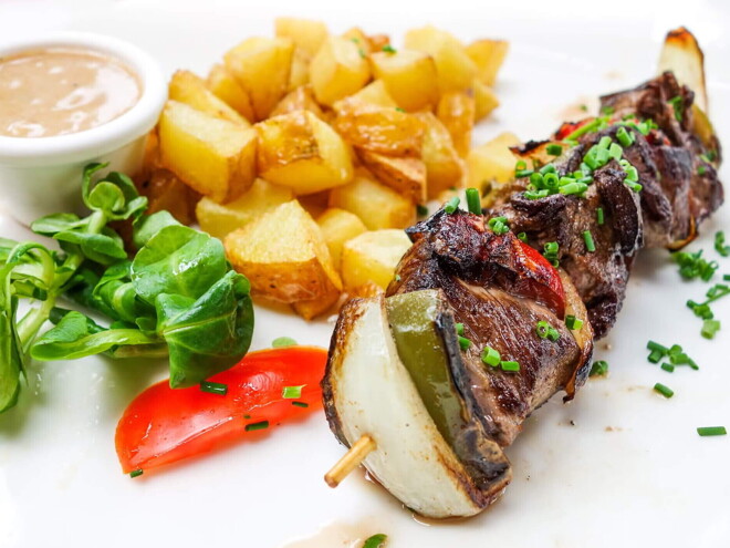 Pincho de res con ensalada de papa y berros Pincho de res con ensalada de papa y berros