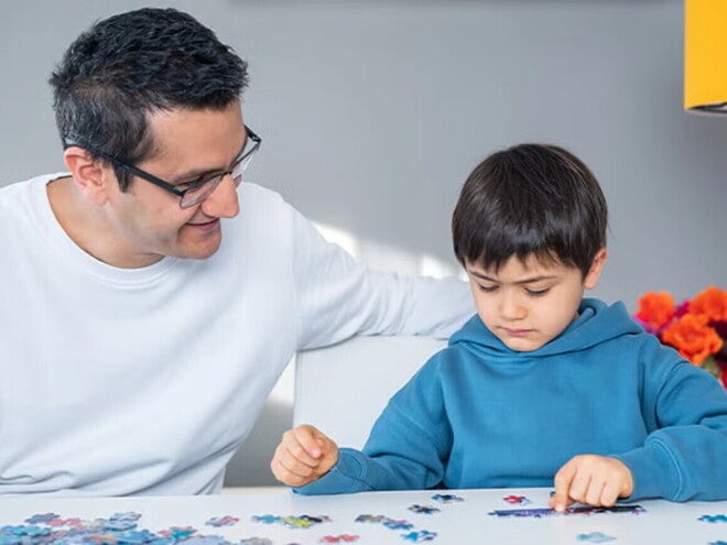 Ideas de juegos y actividades para niños de 5 años  Papá armando rompecabezas con su hijo, ideas de actividades para niños de 5 años
