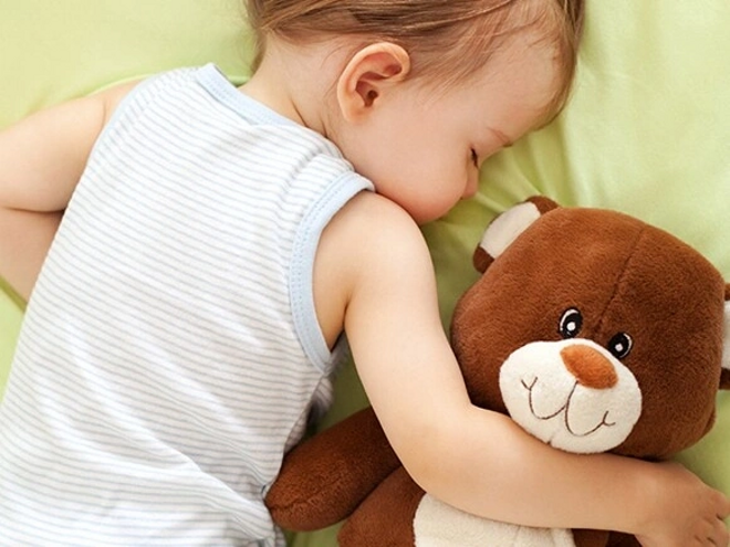 Bebé abrazando un peluche Bebé abrazando un peluche