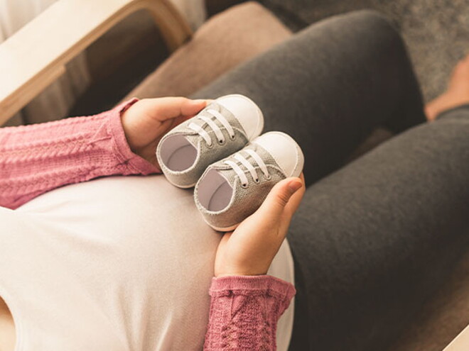 ¿Qué son los bebés arcoíris? Mamá embarazada de un bebé arcoíris cogiendo unos zapatitos.