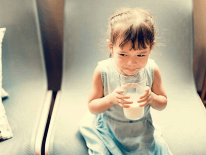 Cómo aumentar las defensas de los niños niña tomando leche