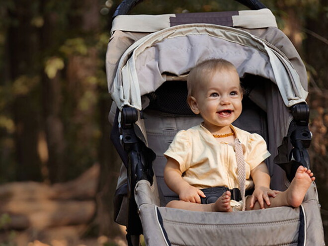 Conoce los consejos para comprar el coche para bebés. Bebé sentado en un coche.