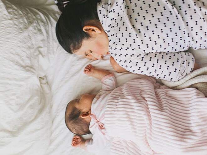 Madre y bebe haciendo colecho Madre y bebe haciendo colecho