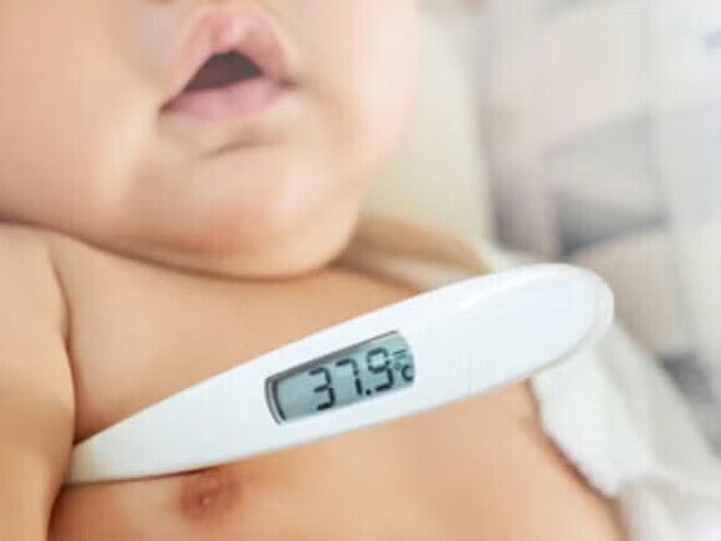 Cómo bajar la fiebre en bebés bebé con fiebre