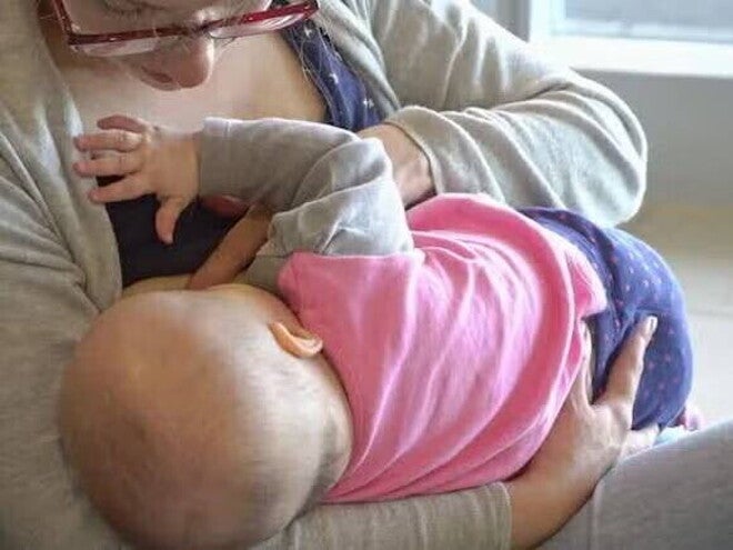 Cómo producir más leche materna Madre dando de amamantar a su bebé, produciendo leche materna