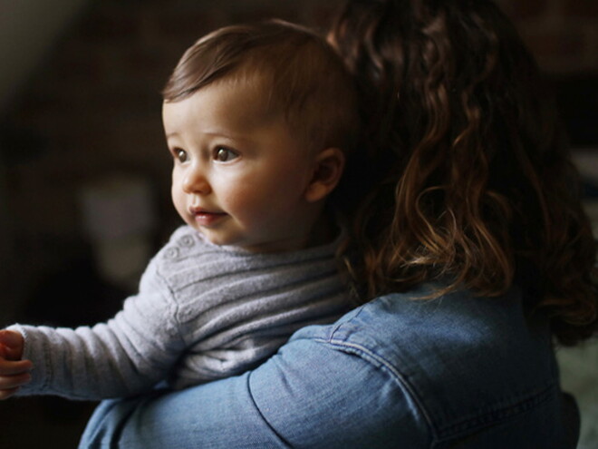 El entorno es fundamental para tu bebé de 8 meses Bebé de 8 meses cargado por su mamá