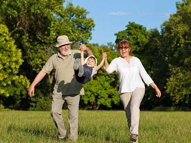 Conexión entre abuelos y nietos niño divirtiéndose con sus abuelos