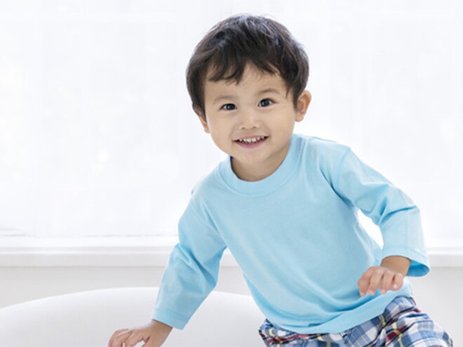 Las emociones son fundamentales en el desarrollo de los niños niño sonriendo y expresando sus emociones
