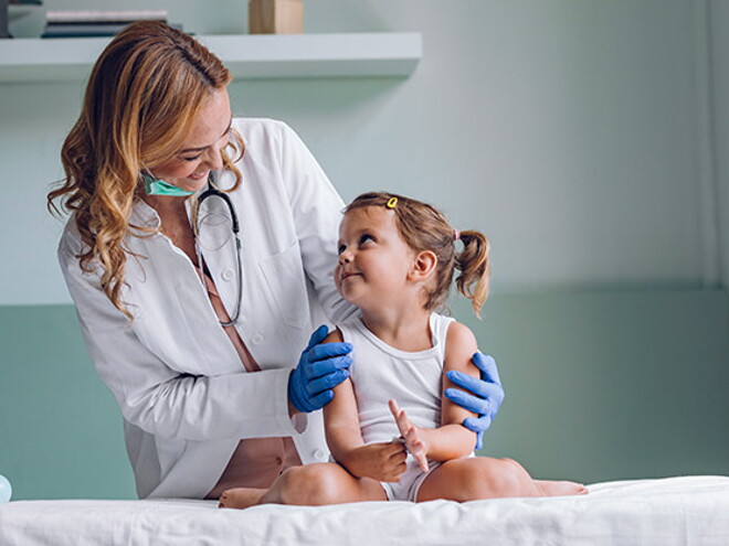 Conoce qué es la escarlatina Doctora revisando al bebé con escarlatina
