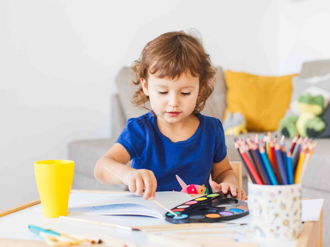 Apoya el desarrollo cerebral de tu pequeño con nutrientes de calidad. Niño pintando con acuarelas.