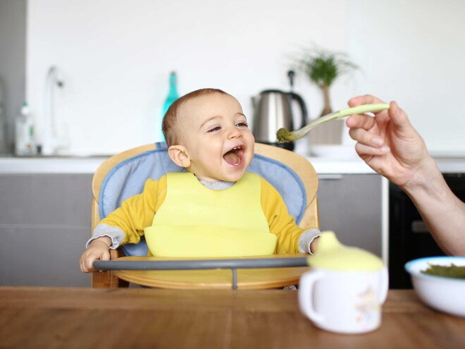 Existen alimentos que pueden contribuir al desarrollo saludable de tu bebé. Bebé comiendo colado de verduras.