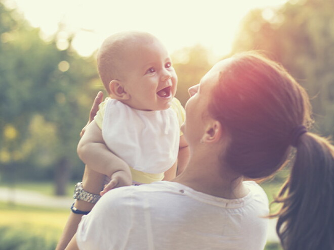 Conoce qué son los baños de sol y su importancia Mamá y bebé tomando un baño de sol