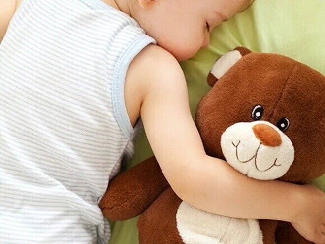 Conoce canciones de cuna para dormir a tu bebé bebé durmiendo abrazado a su peluche