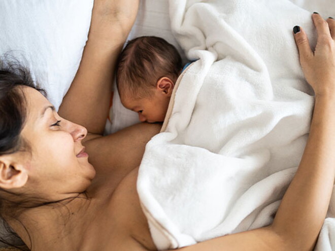 Madre lactando a su bebé Madre lactando a su bebé