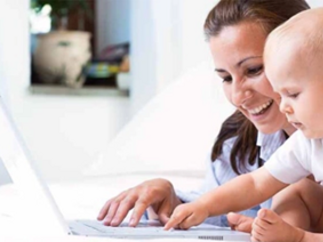 Equilibrio maternidad y trabajo madre trabajando con su hijo en brazos