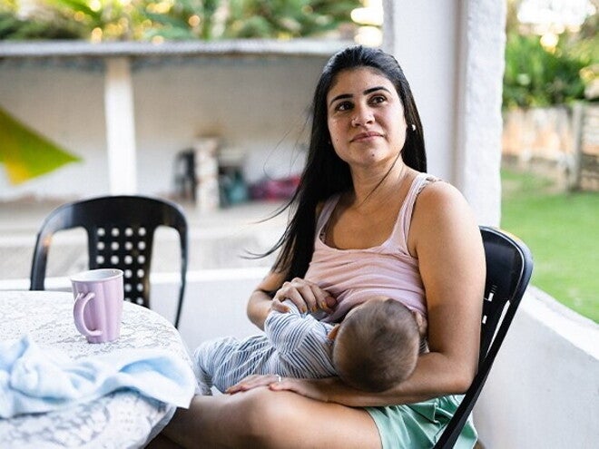 Menú para madres lactantes Madre sentada amamantando a un bebé