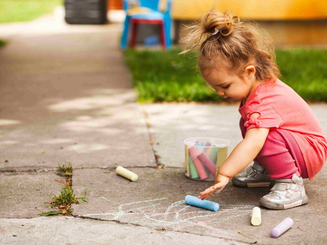 Tu bebé aprende algo diferente todos los días. ¡Estimula su desarrollo! Niña pequeña dibujando en el piso.