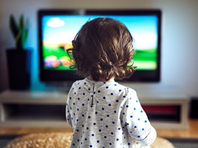 Efectos de las pantallas en bebés niño viendo dibujos animados en la tv