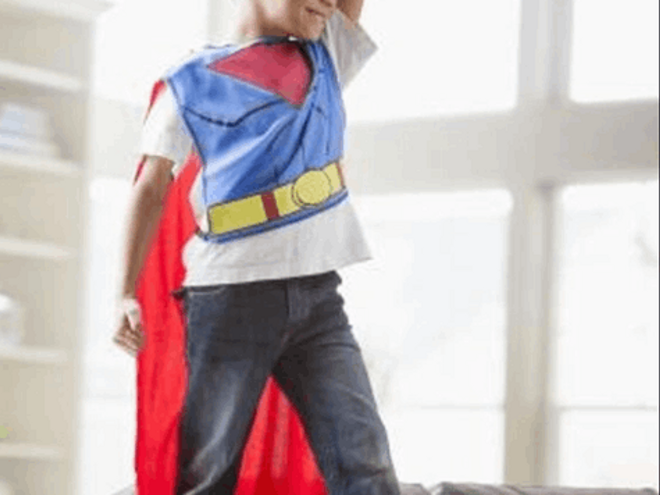 Que hacer en el Día del Niño niño con traje de super heroe