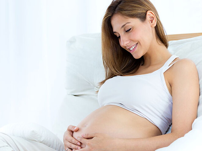 La nutrición balanceada es una forma de llevar a buen desarrollo el embarazo Mujer embarazada tocándose la panza