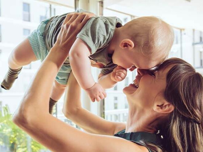 Conoce que es la curva de crecimiento y desarrollo Mamá cargando a su bebé