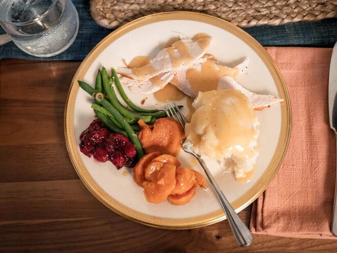 Un plato que contiene vegetales, pure de papa y pollo Un plato que contiene vegetales, pure de papa y pollo