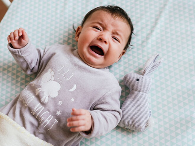 Conoce qué es la varicela Bebé llorando porque tiene varicela.