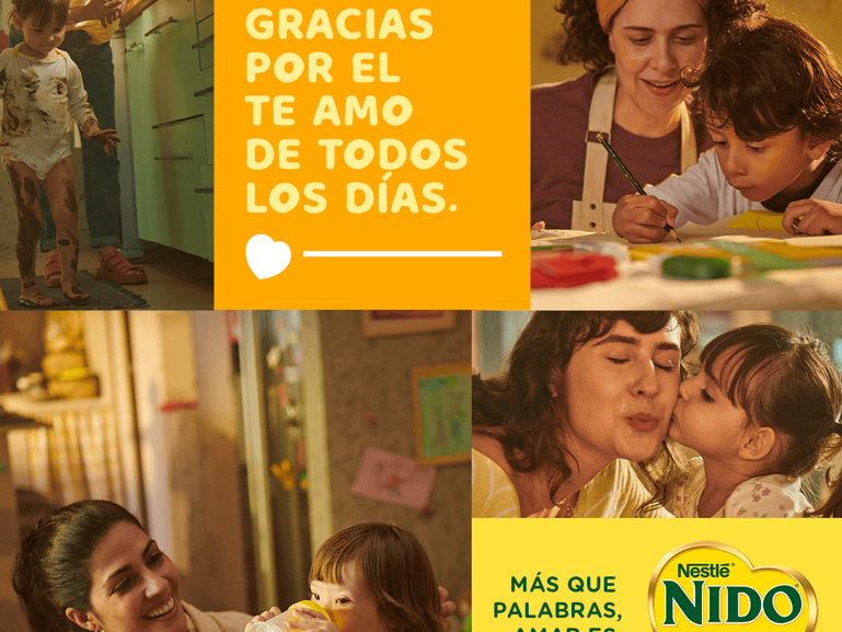 Madre con sus hijos recibiendo cariño