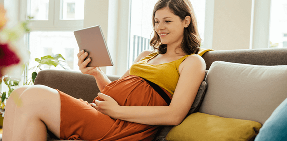 Mamá leyendo nombres de bebés que son niños Mamá leyendo nombres de bebés que son niños