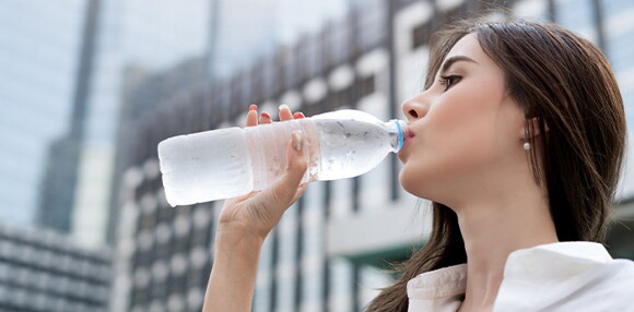 Tener hábitos saludables ayuda a tratar la anovulación mujer tomando agua