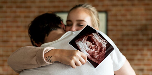 Los bebés arcoíris son la oportunidad de- ser padres nuevamente. Pareja abrazados celebrando que tendrán un bebé arcoíris
