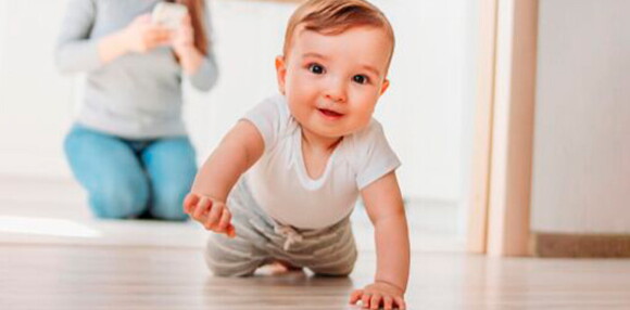Es importante que un bebé de 6 meses gatee. Bebé de 6 meses gateando.