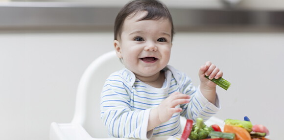 Enseña a tu bebé de 9 meses a comer alimentos sólidos Bebé de 9 meses cogiendo alimentos sólidos
