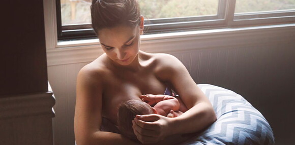 Los primeros días de lactancia es cuando el calostro aparece y se convierte en el primer alimento para tu bebé. Mamá amamantando a su bebé recién nacido.