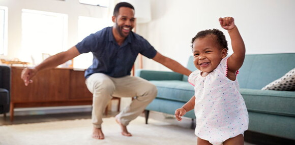 El desarrollo de la motricidad gruesa comienza desde los primeros meses y durante todas sus etapas. Papá bailando con su hija.