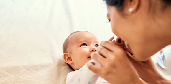 La conexión emocional es fundamenta para tu bebé de tres meses. Mamá viendo a su bebé de tres meses estableciendo vínculos.