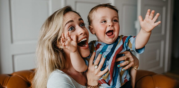 Sigue los consejos para contribuir al desarrollo del bebé de 10 meses. Bebé de 10 meses sonriendo con su mamá