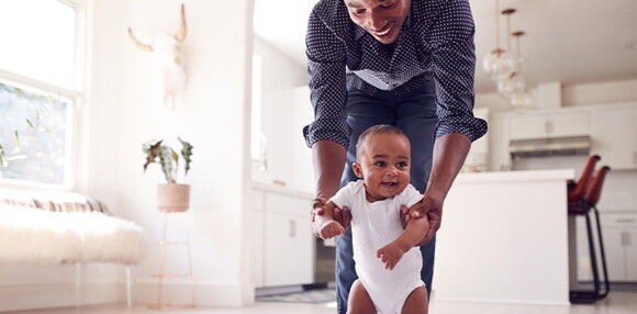 El entorno es fundamental para tu bebé de 8 meses Bebé de 8 meses cargado por su mamá