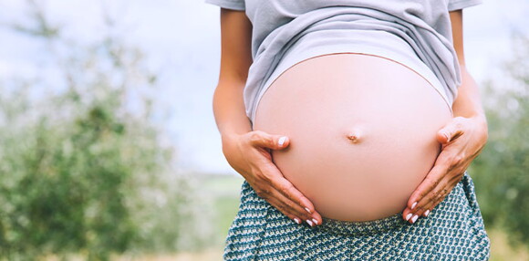 Conoce que son los embarazos múltiples y por qué se dan. La forma como puedes identificar que tienes un embarazo múltiple es por medio de un ultrasonido. Ahí veras los dos fetos que comienzan a formarse y desde este momento también puedes identificar la diferencia entre gemelos o mellizos.