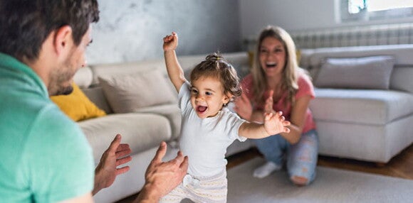Conoce los síntomas de la displasia de cadera Papá y mamá viendo cómo camina la hija