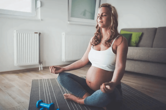 Yoga para embarazadas Mujer embarazada sentada meditando