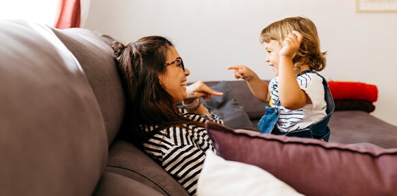Sigue estos consejos si tu bebé tiene escarlatina Mamá jugando con su hija que tiene escarlatina
