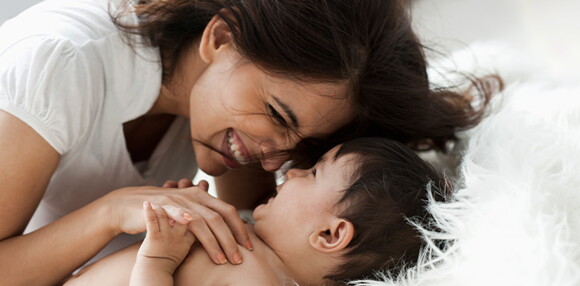 Dale un entorno seguro para estimular el aprendizaje de tu bebé de 8 meses Mamá jugando y sonriendo con su bebé de 8 meses