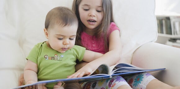 Lee la fábula corta “La tortuga y la liebre” Niños leyendo fábulas cortas.