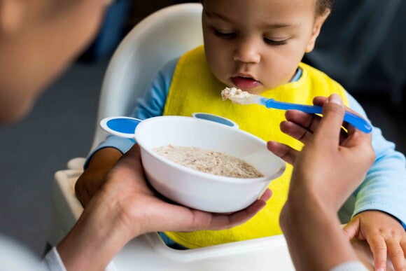 Las leches especiales para bebés también contribuyen al normal desarrollo de tu peque. Bebé comiendo leche con cereal